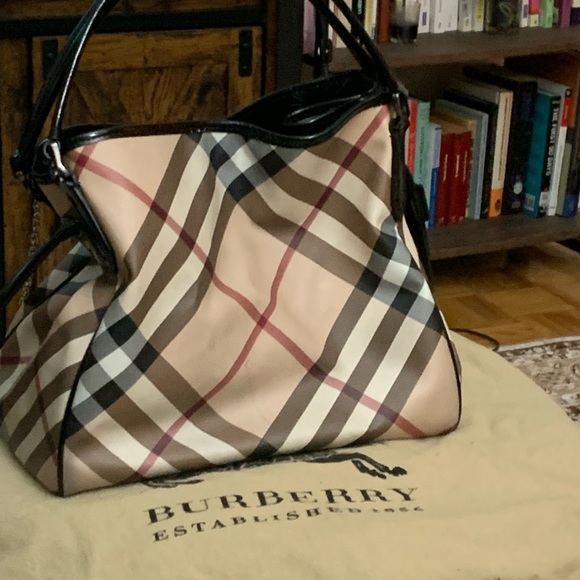 Luxurious Authentic Burberry Large Novacheck Tote - Picture 4 of 14